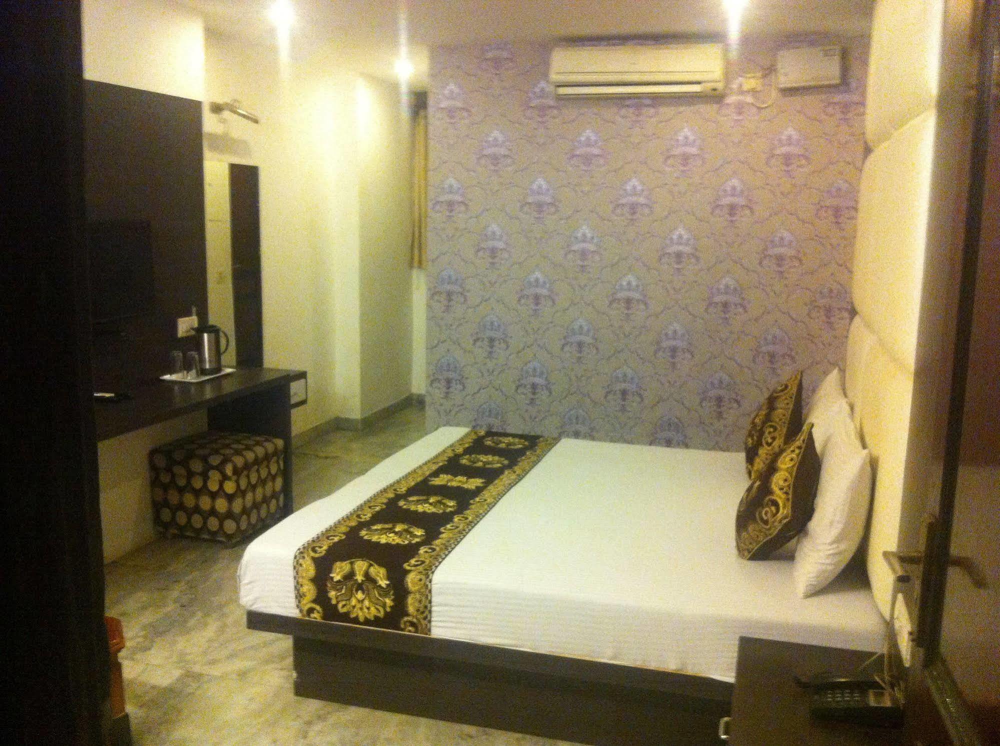Hotel Karat 87 Inn Nueva Delhi Exterior foto