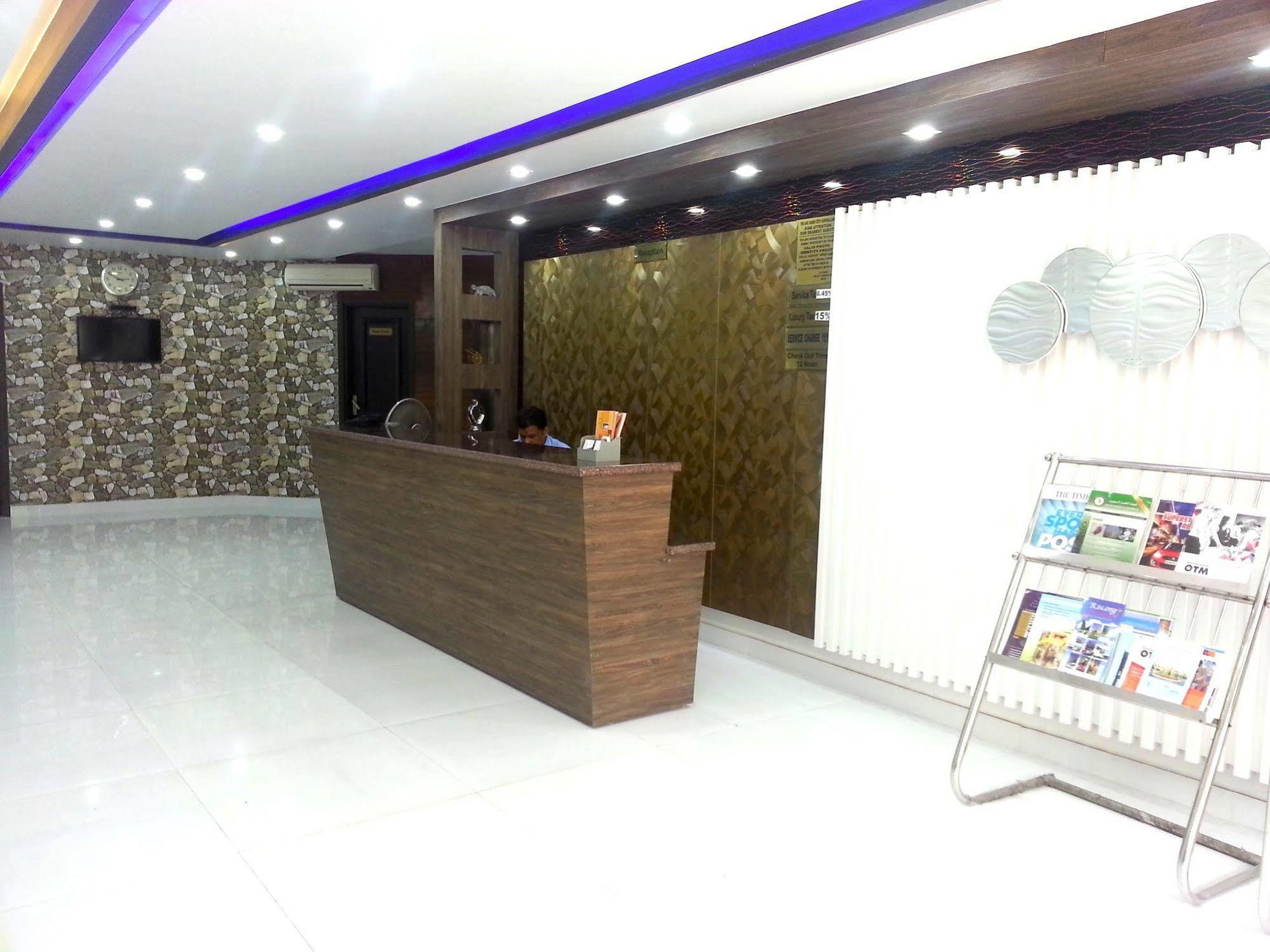 Hotel Karat 87 Inn Nueva Delhi Exterior foto