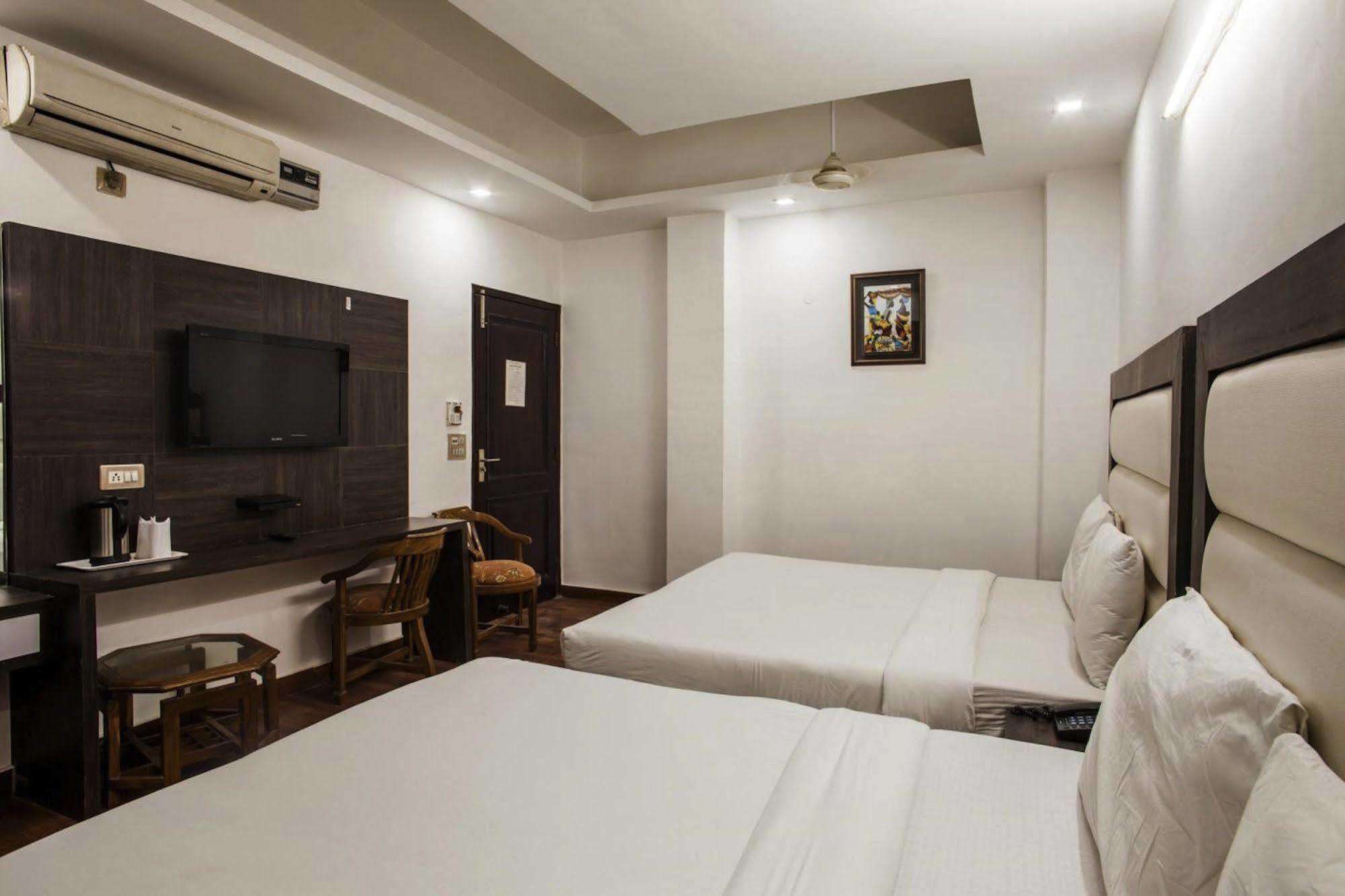 Hotel Karat 87 Inn Nueva Delhi Exterior foto