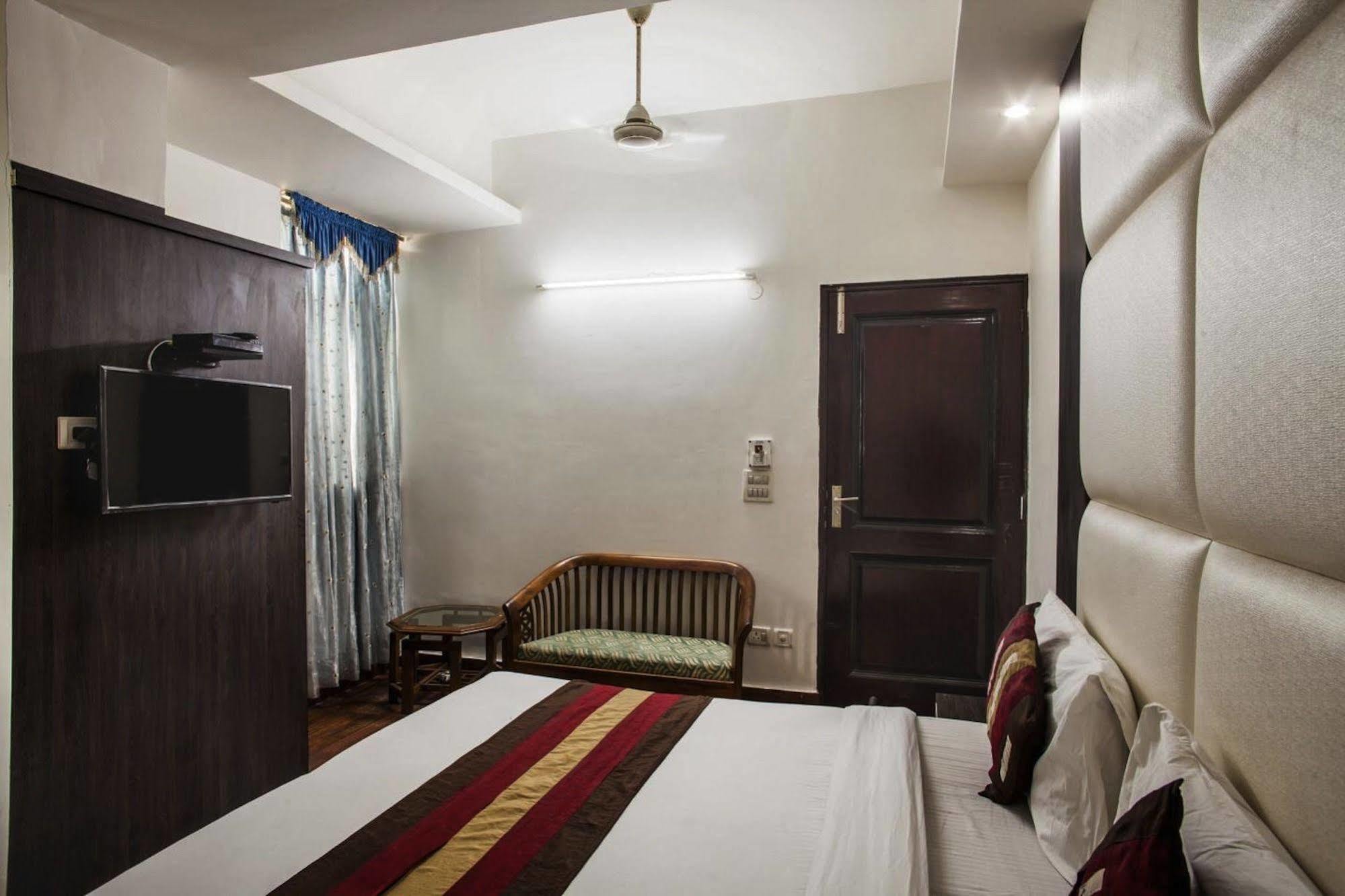 Hotel Karat 87 Inn Nueva Delhi Exterior foto