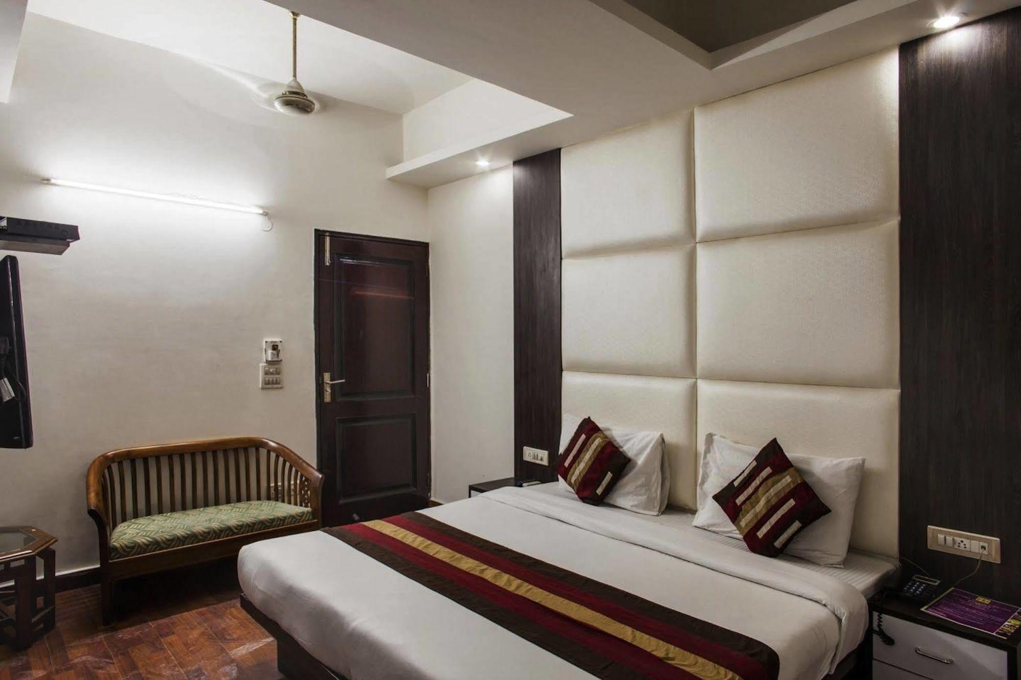 Hotel Karat 87 Inn Nueva Delhi Exterior foto