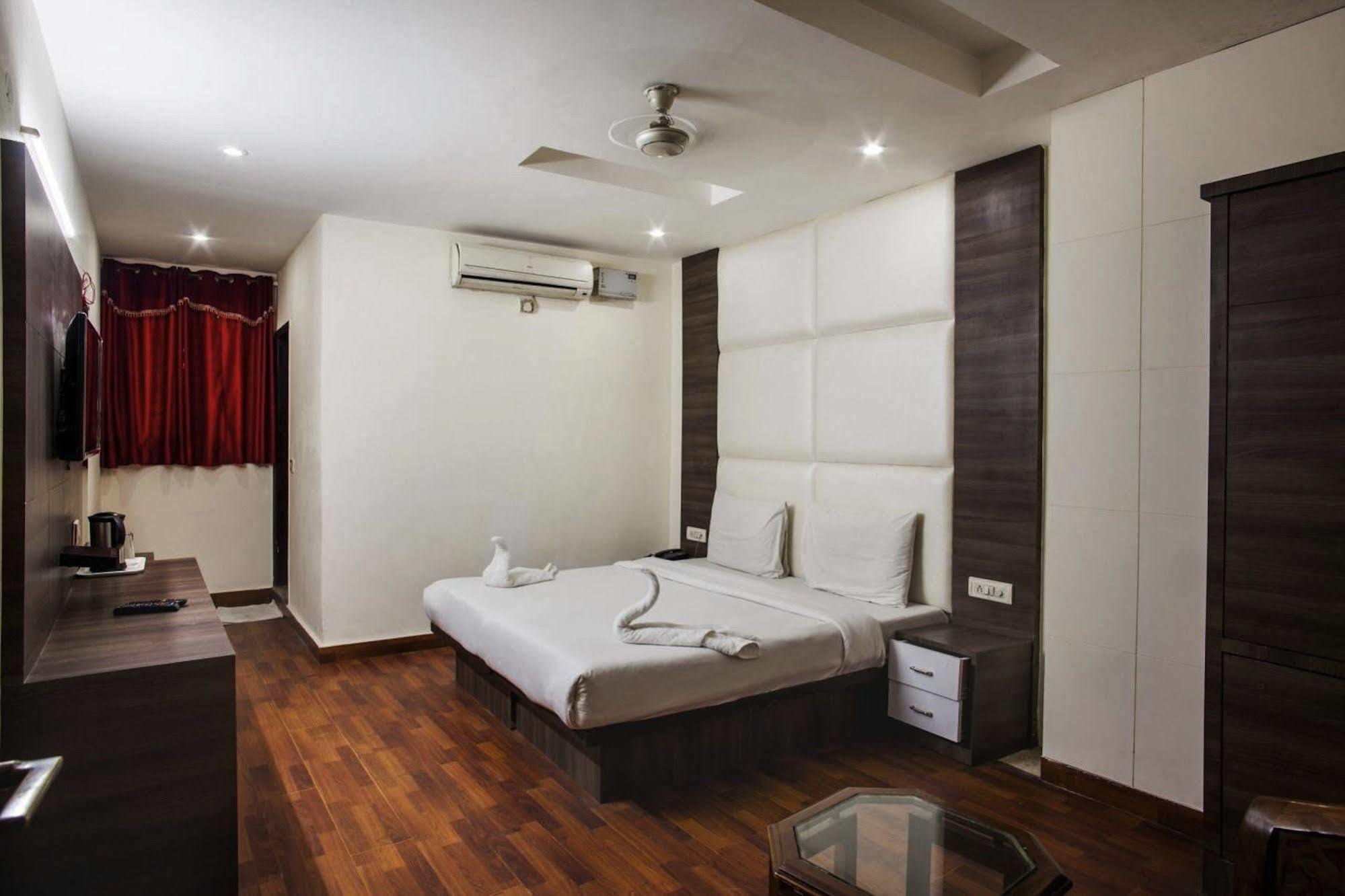 Hotel Karat 87 Inn Nueva Delhi Exterior foto