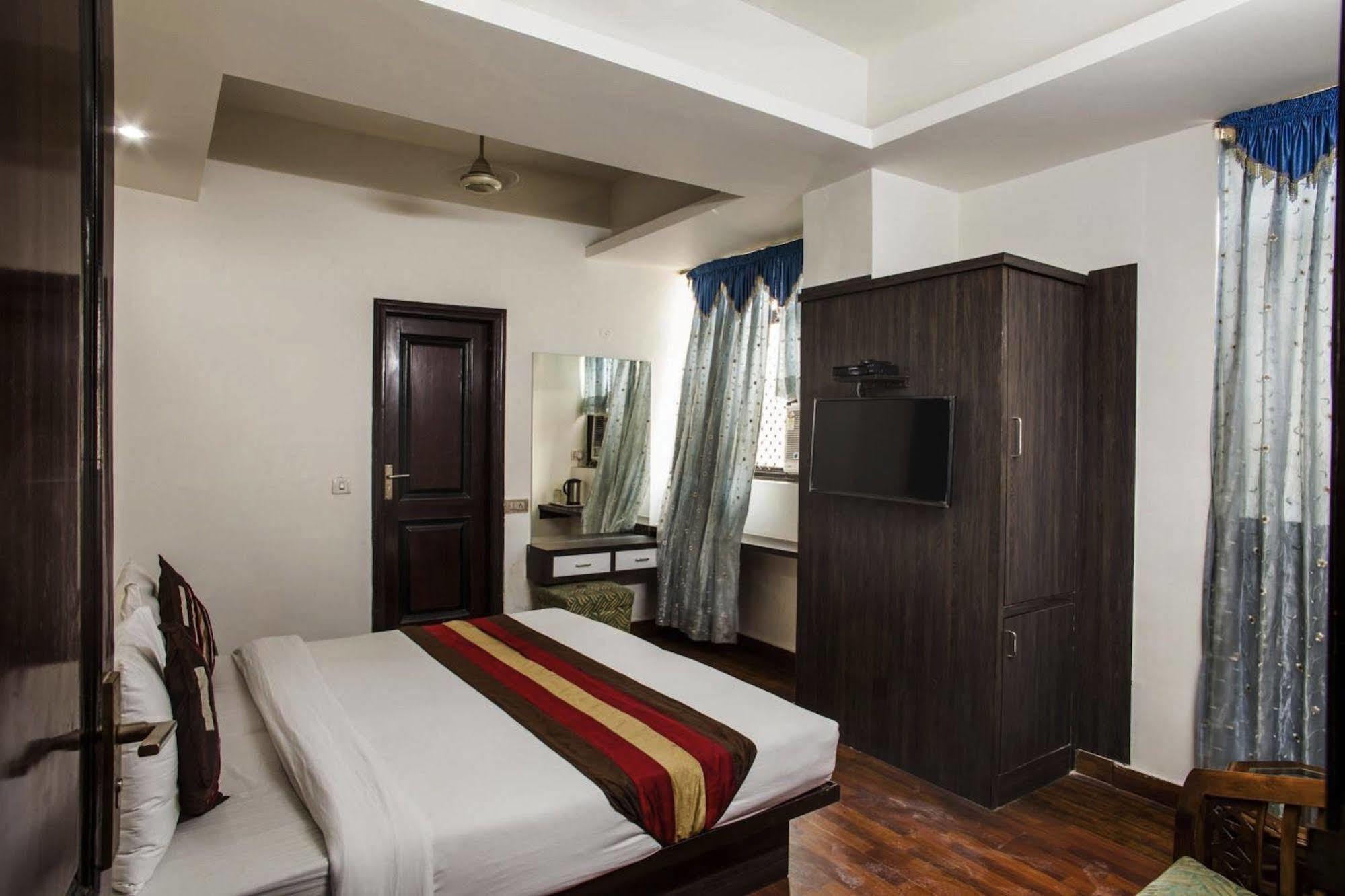 Hotel Karat 87 Inn Nueva Delhi Exterior foto